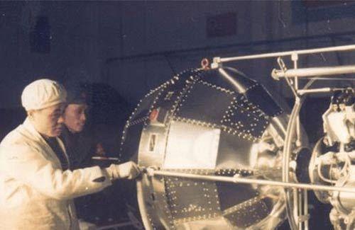 原创发射51年东方红一号现在在哪里空间站机械臂能将它带回家吗