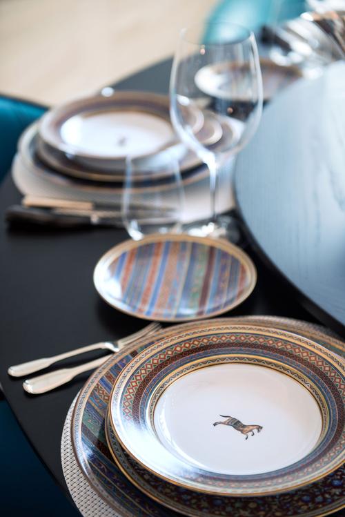 餐桌上摆放著hermes的精致餐具.