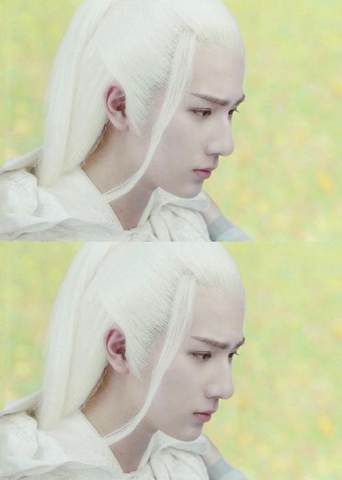 先前才被票选为2021十大古装丑男之一,如今又被评为古装白发美男