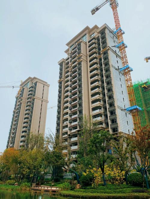 安庆房地产信息 正文(▲恒大观澜府实景图)   9#楼外立面完成80%;10