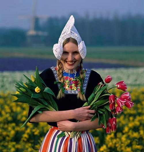 木鞋是荷兰民族服装中一个重要组成部分.