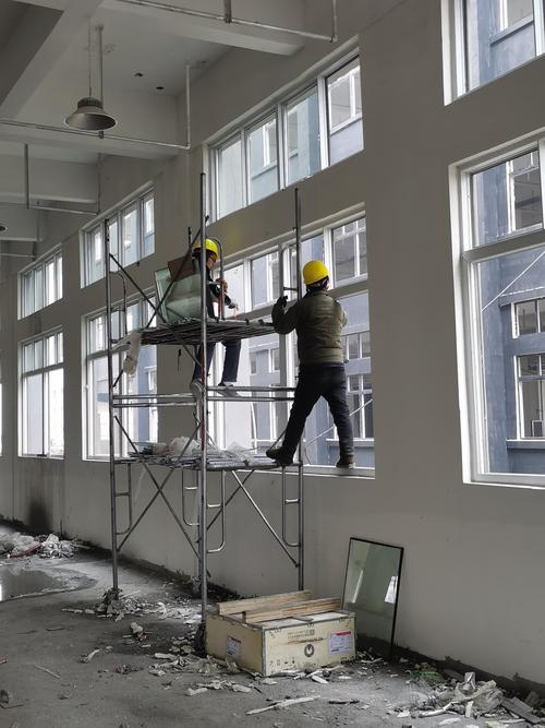 12#厂房一层窗户玻璃安装施工