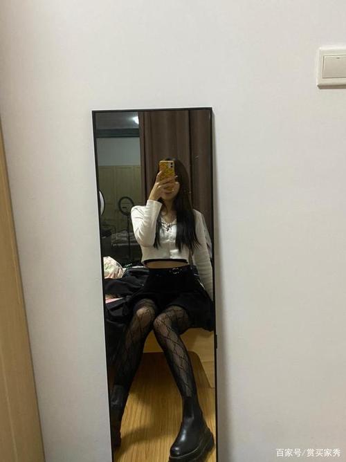 盘点穿短裙丝袜穿搭对镜自拍的妹子小姐姐