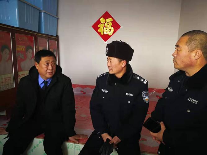 2020年1月15日海伦市公安局局长鄢有强,政委王中德走入东风镇仁东村