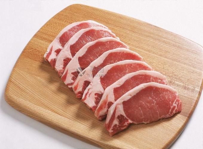 身生菜上的生鸡胸肉