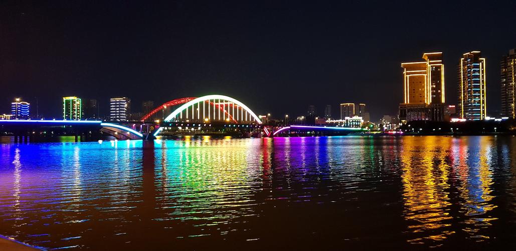 大凌河又是朝阳的一道风景线,市民休闲的好地方