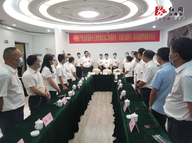 刘向阳,易中华与县委班子成员看望党代表