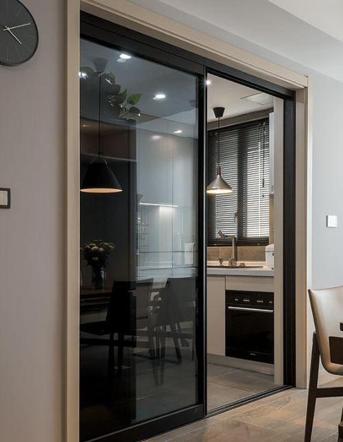 厨房   门用黑色框的玻璃推拉门,时尚个性的视觉感.
