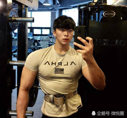 大块头肌肉型男拥有冰块盒般的八块腹肌,麒麟臂壮硕有