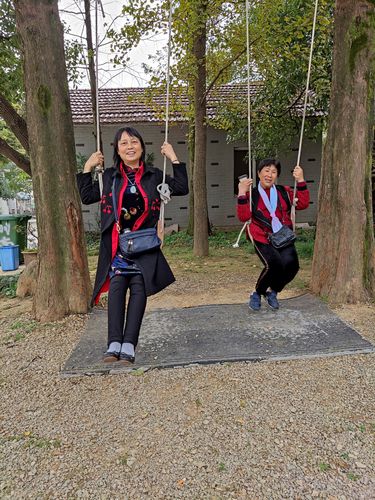 来自宜兴丁山的江苏妹子,童心不减,玩起来比峨眉山的猴儿还调皮,幸福