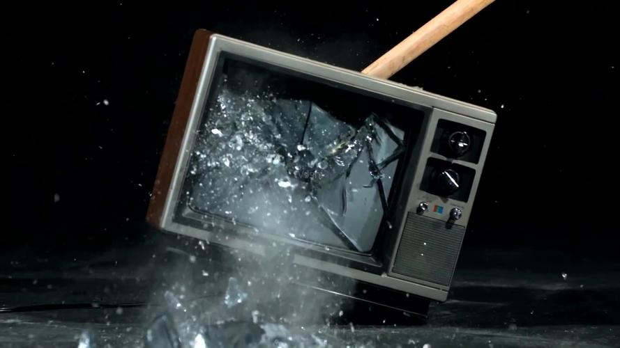 14寸老式电视砸电视开香槟香槟酒高速摄影_1920x1080_高清视频素材