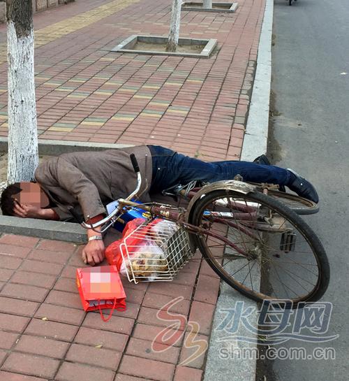 烟台一醉汉连人带车倒在路边树丛中呼呼大睡(图)