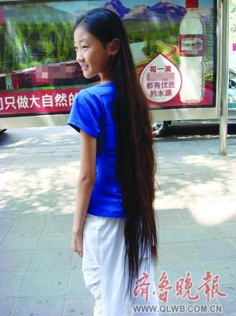 可女孩说,她要上的中学不让女生留长发