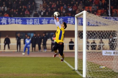图文-[中超]阿尔滨1-0建业 曾诚在比赛中扑救