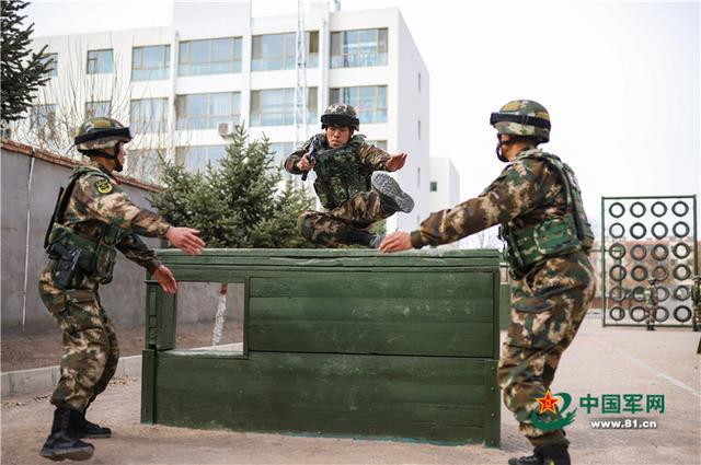 练兵备战不喊"咔"!直击武警官兵多课目实战化训练
