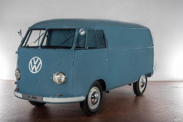 旅行车kombi,它具有侧窗以及可以拆卸的后排座椅,你可以把它看做是