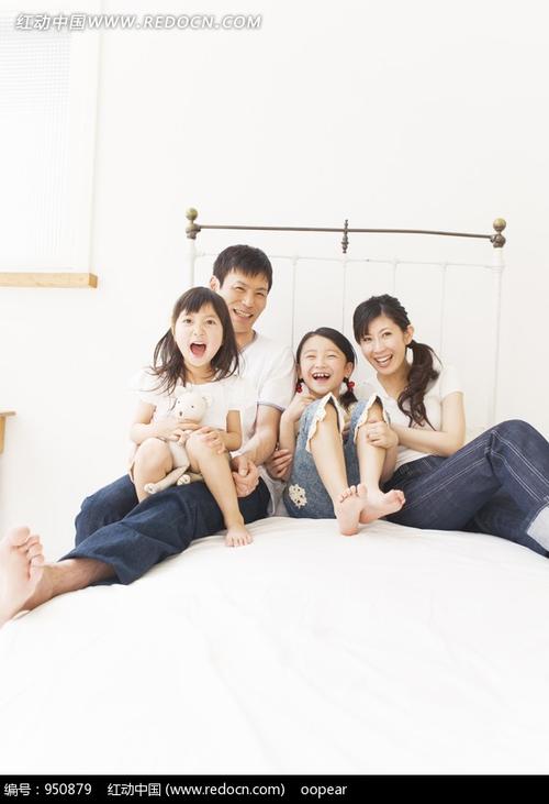 快乐的一家四口图片