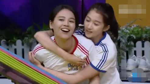 关晓彤卖纯情人设如今崩塌成为众矢之的,撕扯马思纯上衣胸口走光