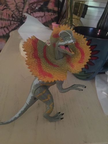 脖子上带一圈翅膀的是什么恐龙