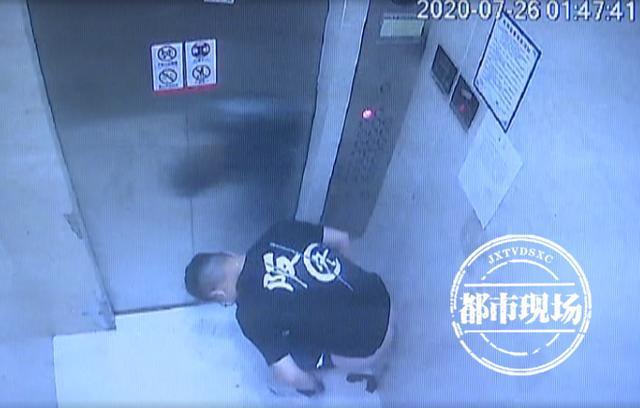 男子凌晨喝醉酒 竟在小区电梯里拉大便 邻居:太恶心了