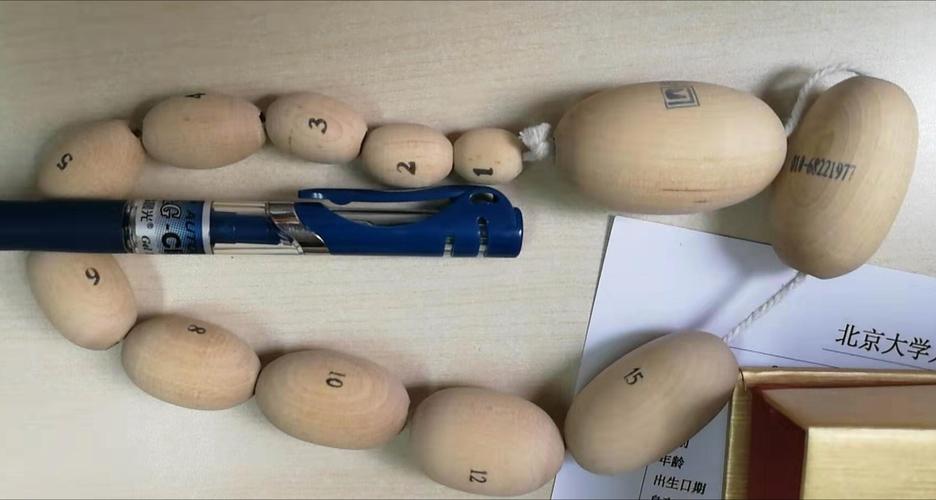 睾丸测量仪与患者睾丸大小比对,见下图.