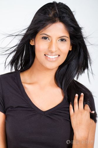 年轻漂亮的西班牙裔时尚女人