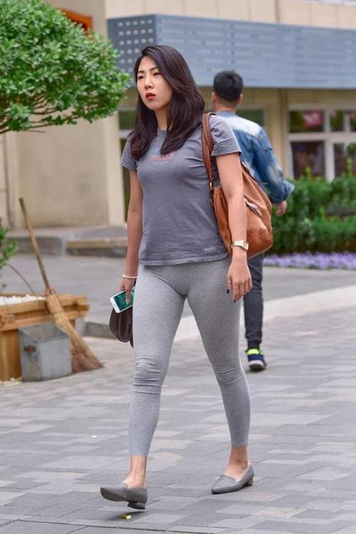 街拍:图1gaga裤子亮了,"三角区"抢镜!图2穿秋裤出门么?