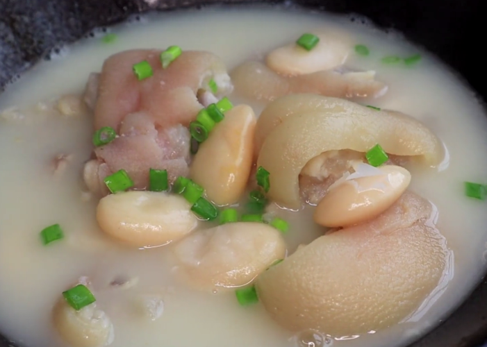 居家分享芸豆蹄花汤,汤色奶白,软烂q弹,老少皆宜的居家美味