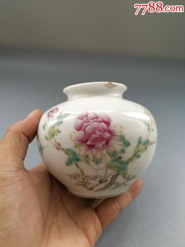 民国粉彩牡丹纹苹果尊