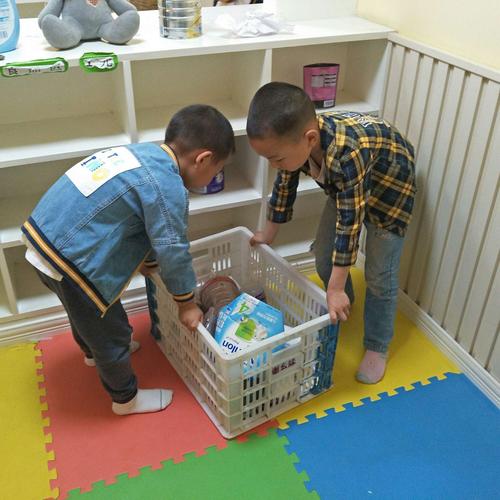 和小伙伴一起收拾玩具