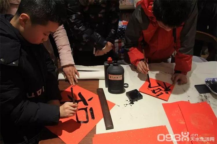 "春联买得好,不如自家孩子的墨宝"