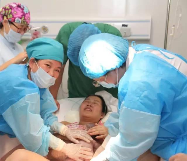 高龄产妇怀二胎,产房生产时,丈夫的做法却让她伤心!