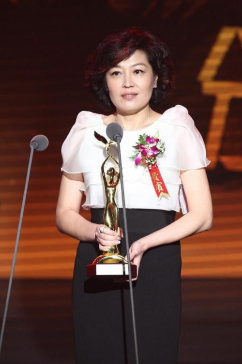 哈文越活越年轻,穿泡泡袖上衣配直筒裙,干练知性又不乏少女感