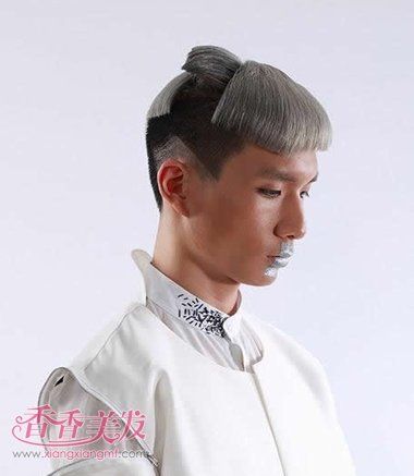 发型,将刘海做了一个分区,脑后头发分两层,而鬓角的头发剃成板刷刷过