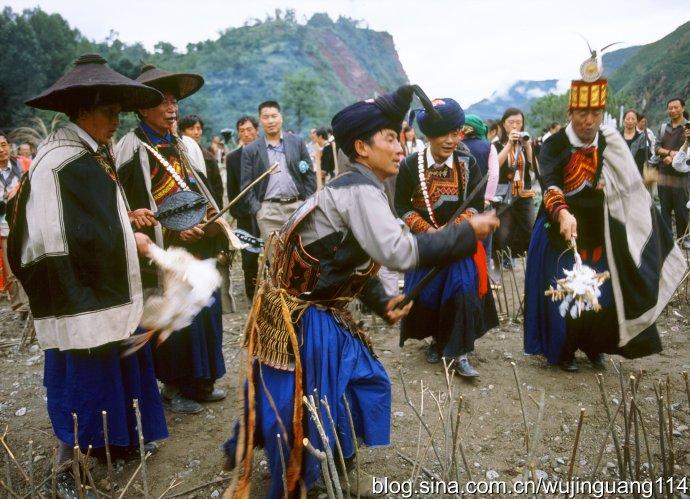 实拍凉山彝族神秘的美姑毕摩文化图