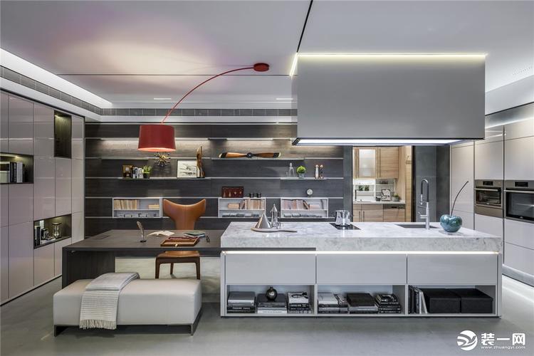 西式厨房紧靠中式为开放式,设计师在导台后的背景墙内放置一些书籍.