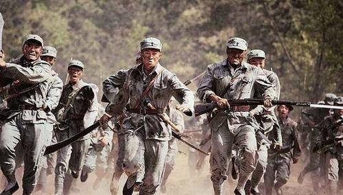 抗战时,冲锋陷阵的八路军不会被后面的机枪射中?答案