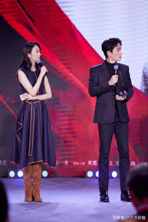 童瑶仗着169身高穿衣大胆,长裙搭高筒靴意外好看,腿长占优势