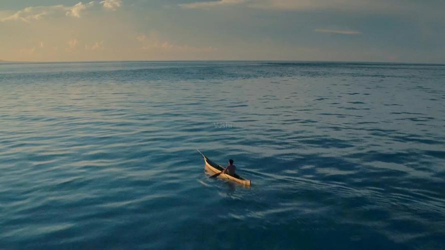一个人一条小船在海上孤独的航行