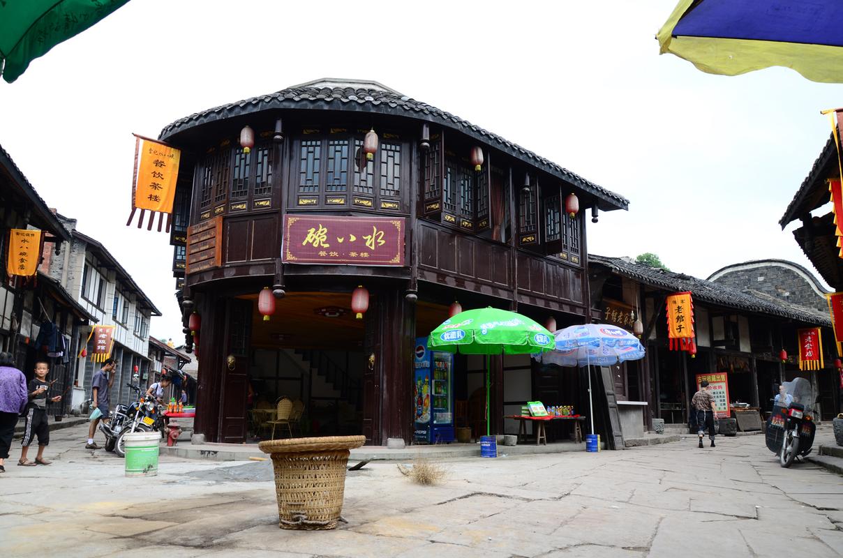  p>涞滩古镇位于重庆市合川区东北部,建于宋代,三面悬崖峭壁,具有"