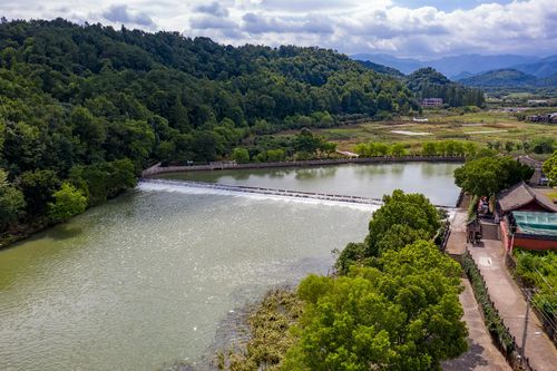 宁波海曙:它山堰上水流激荡