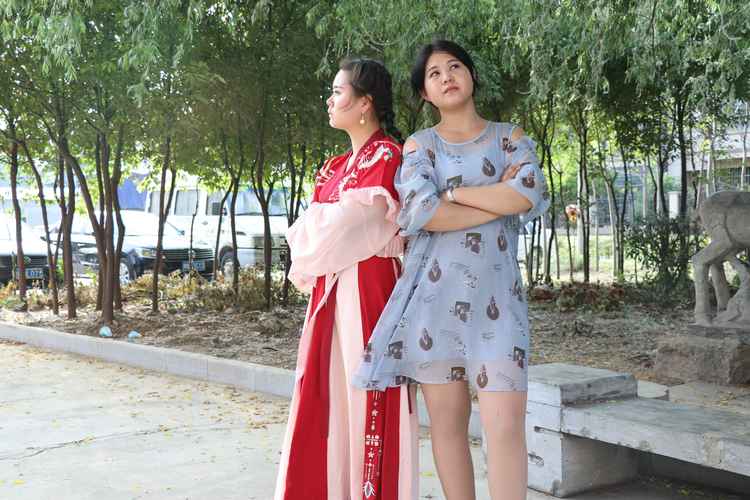河南方言俩美女互相较劲比美谁也不服谁整个过程太有趣了