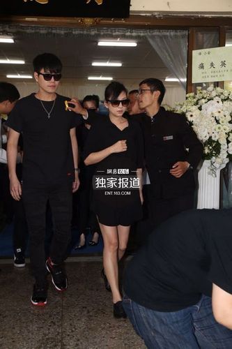 安钧璨告别仪式举行 大小s安以轩陈乔恩等现身悼念