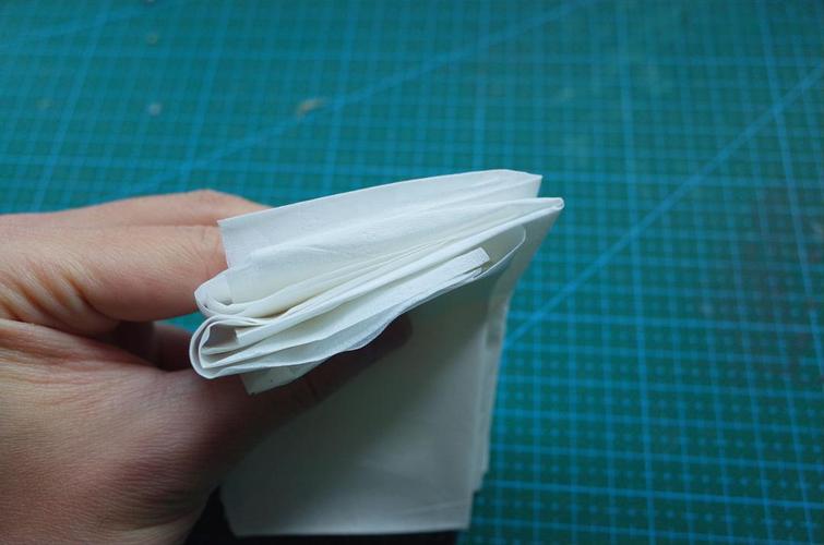 抽些抽纸,折叠穿插(之前拆了一包抽纸…)