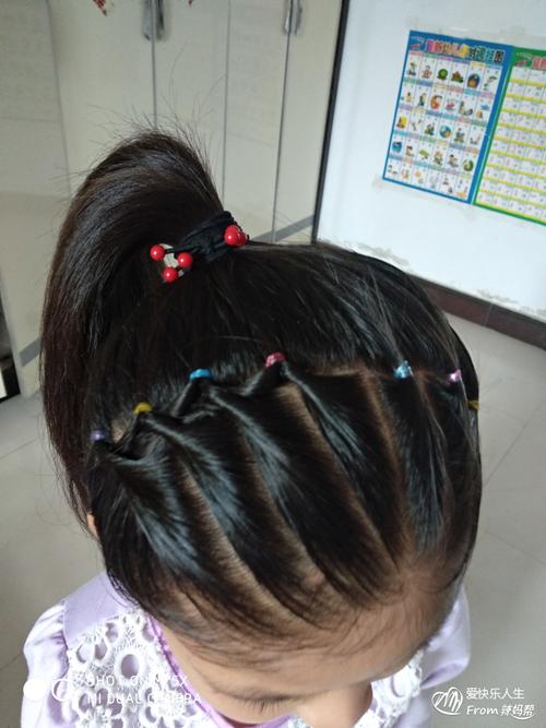 平时都没有时间给她们梳头,都是简单的发型