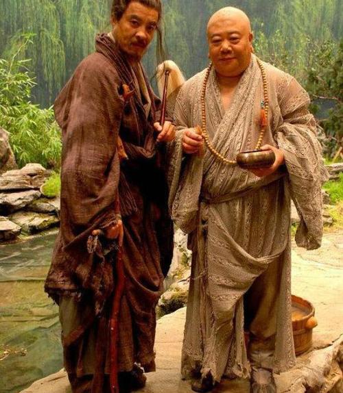 (癞头和尚与跛足道人) 因此,癞僧与跛道构成了世内人物与世外人物一入