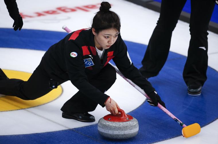 当地时间2021年5月7日,2021女子冰壶世锦赛循环赛,中国4-6加拿大.
