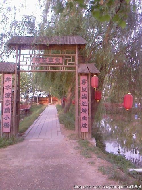 茅屋柴灶烧土炕"这是庄里周末又一休闲去处——荷花草堂门口的对联