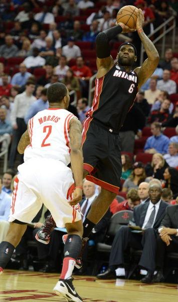 图文-[常规赛]热火113-110火箭 詹姆斯后仰跳投