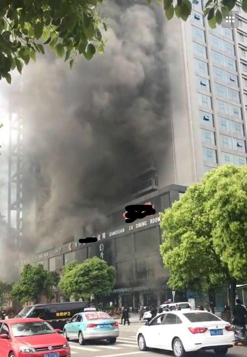 突发慈溪中央大厦北楼东部起火现场浓烟滚滚